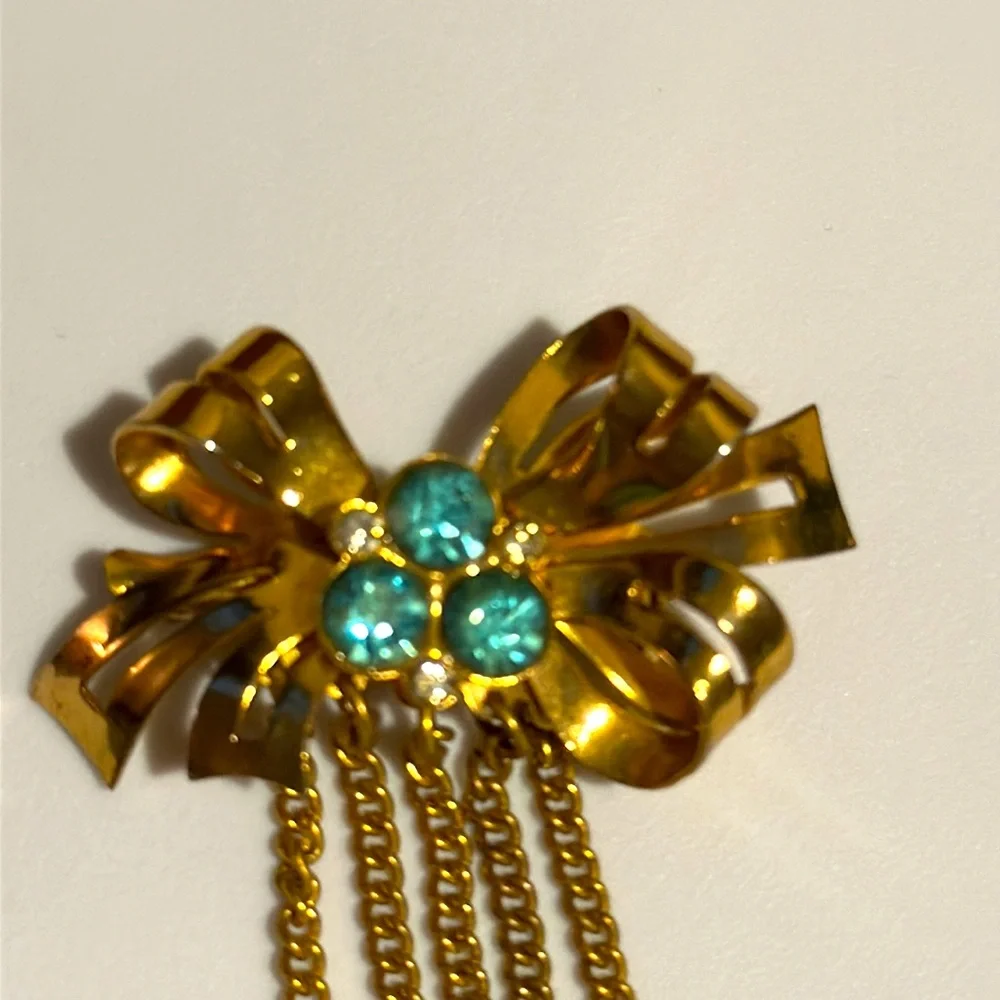 Vintage Coro gold tone bow with rhinestone center and hanging chains (679)